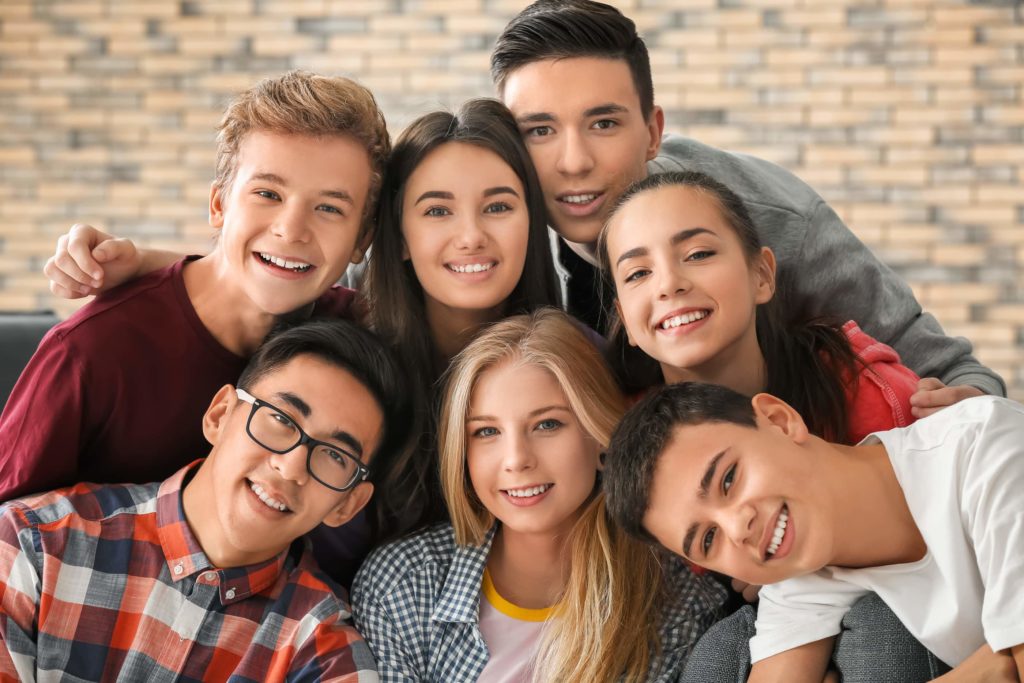 grupo de adolescentes sorridentes, simbolizando a amizade